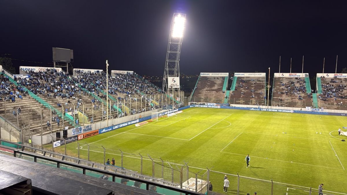 Hinchas de Atlético Tucumán en las tribunas del estadio Padre Ernesto Martearena