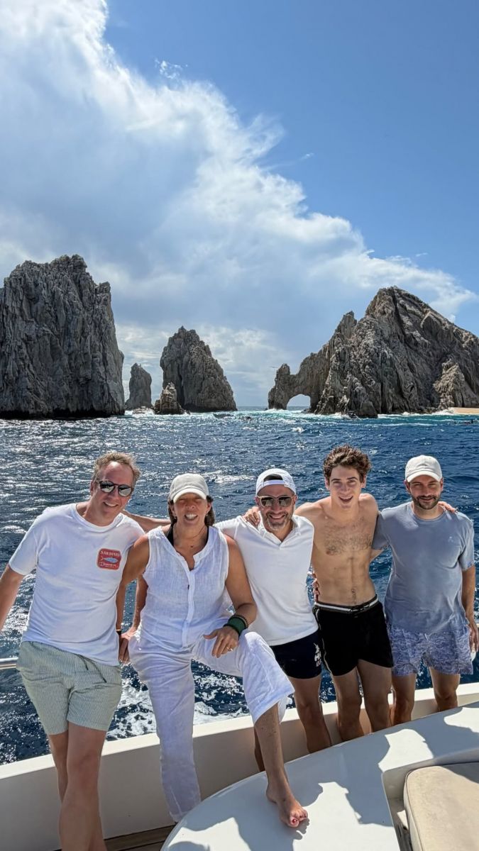 DESCANSO. Franco Colapinto, junto a su equipo de trabajo en Los Cabos, antes del GP de México.