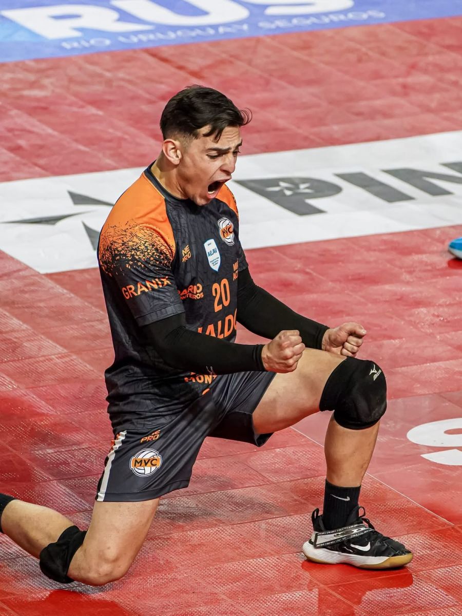 José Díaz festejando con la camiseta de Monteros Vóley. 