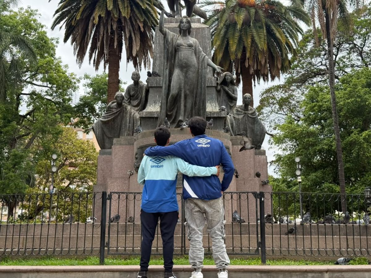 POSTAL. Un padre e hijo miran una estatua en el centro de Salta.