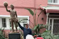 Una estatua de Maradona en el jardín: el homenaje que emociona en Yerba Buena