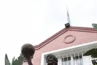 Una estatua de Maradona en el jardín: el homenaje que emociona en Yerba Buena
