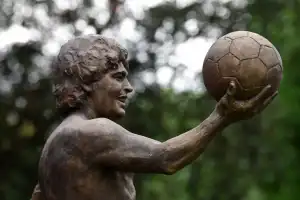 Una estatua de Maradona en el jardín: el homenaje que emociona en Yerba Buena