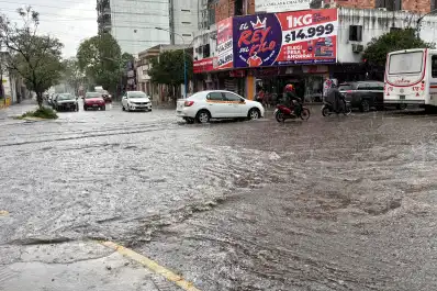 Tucumán bajo la lluvia: en pocos minutos, varias calles quedaron intransitables