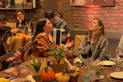 La Sole llegó a Tucumán con su serie “30 pueblos” y dejó una parte de su poncho en manos de Cecilia Paliza
