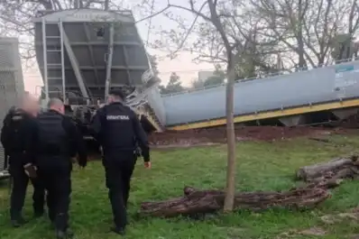 Descarriló un tren del Belgrano Cargas en Santa Fe: los vagones quedaron tirados junto a una vivienda
