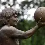 Una estatua de Maradona en el jardín: el homenaje que emociona en Yerba Buena