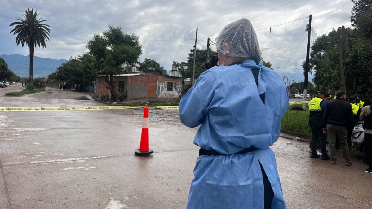 Acusan a una presunta vendedora de drogas de haber pagado para que mataran a un hombre en el barrio ATE
