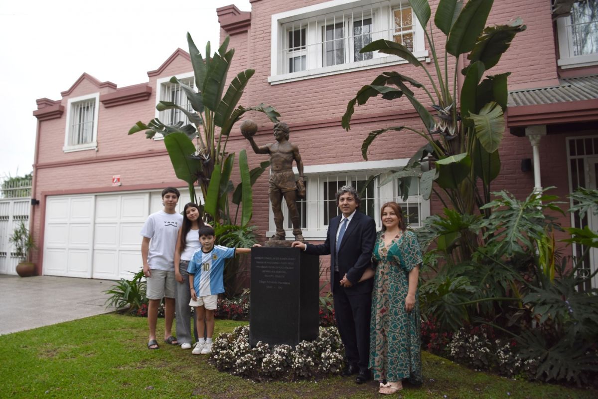PASIÓN EN FAMILIA. Ricardo “Coco” Silveti, su esposa Soledad y sus hijos Francisco, Santino y Helena junto a la estatua de Maradona que instalaron en el jardín de su casa de Yerba Buena. 