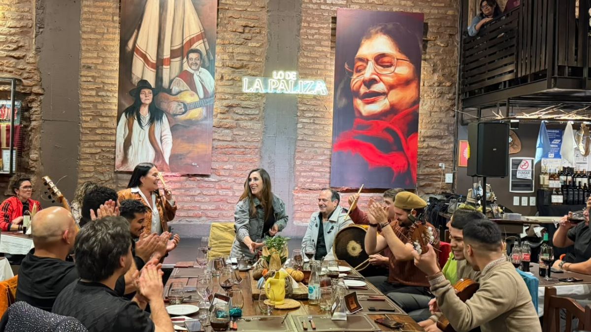 La Sole llegó a Tucumán con su serie “30 pueblos” y dejó una parte de su poncho en manos de Cecilia Paliza