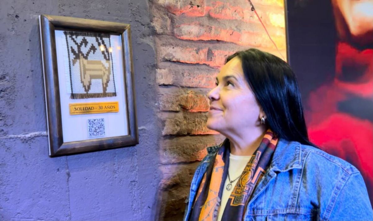 La Sole llegó a Tucumán con su serie “30 pueblos” y dejó una parte de su poncho en manos de Cecilia Paliza