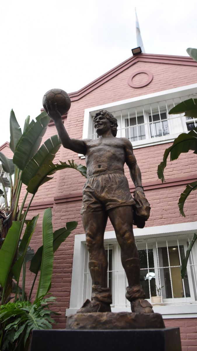 UN HOMENAJE A LA VISTA DE TODOS. La figura de cuerpo entero de Maradona recibe a quienes pasan frente a la casa de “Coco” Silveti, que eligió compartir su recuerdo con vecinos y visitantes. 