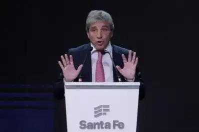 Luis Caputo dijo que se mantendrá el rumbo económico