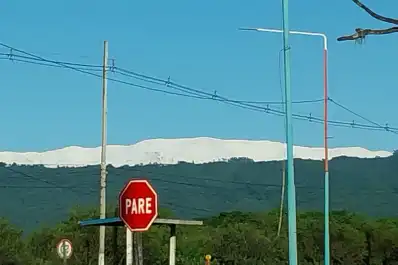 Tucumán amaneció con una postal distinta: las Cumbres Calchaquíes se vistieron de blanco