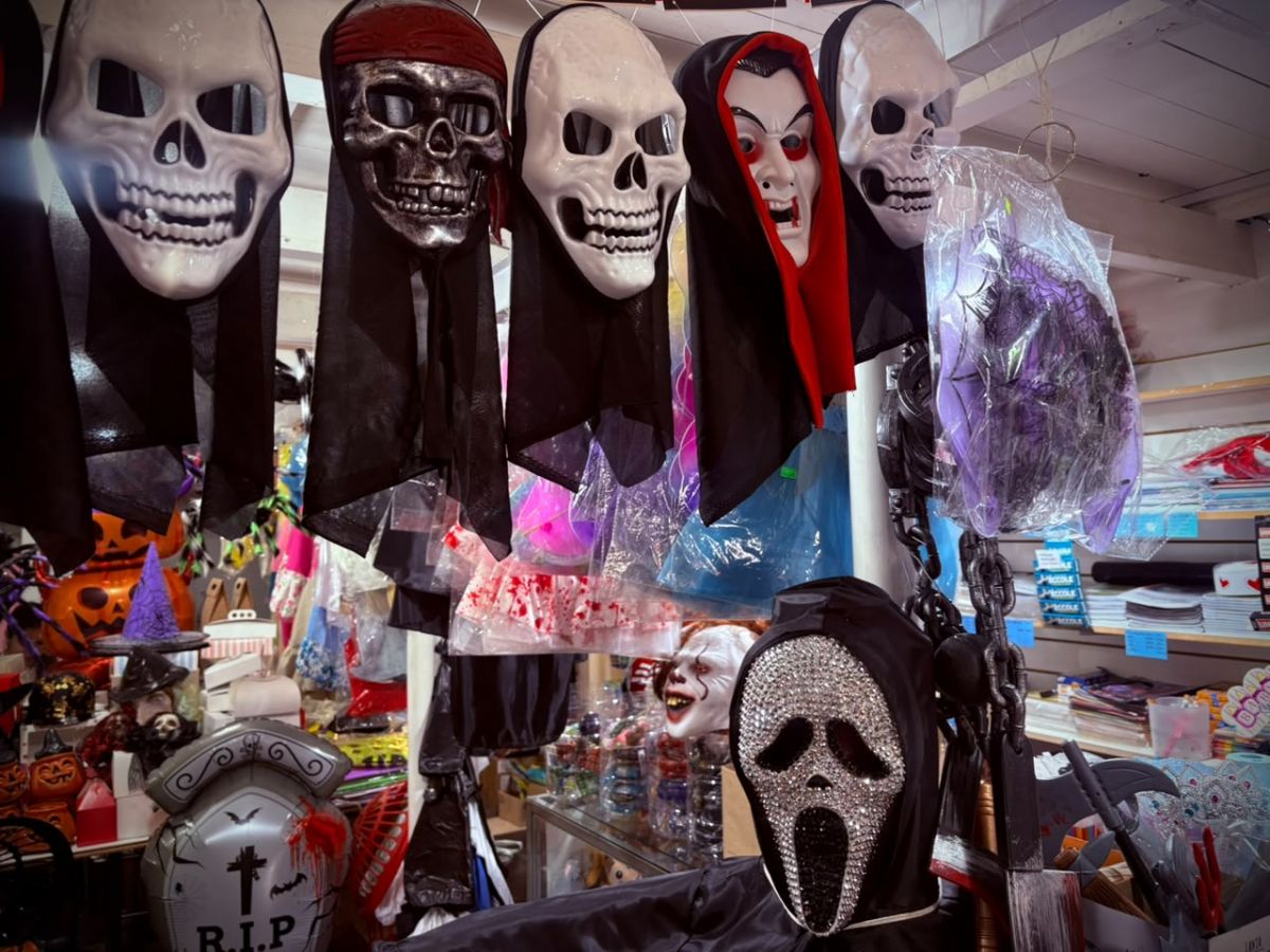 ENTRE MÁSCARAS Y CAPAS. Los locales tucumanos ofrecen distintas opciones para armar un disfraz.