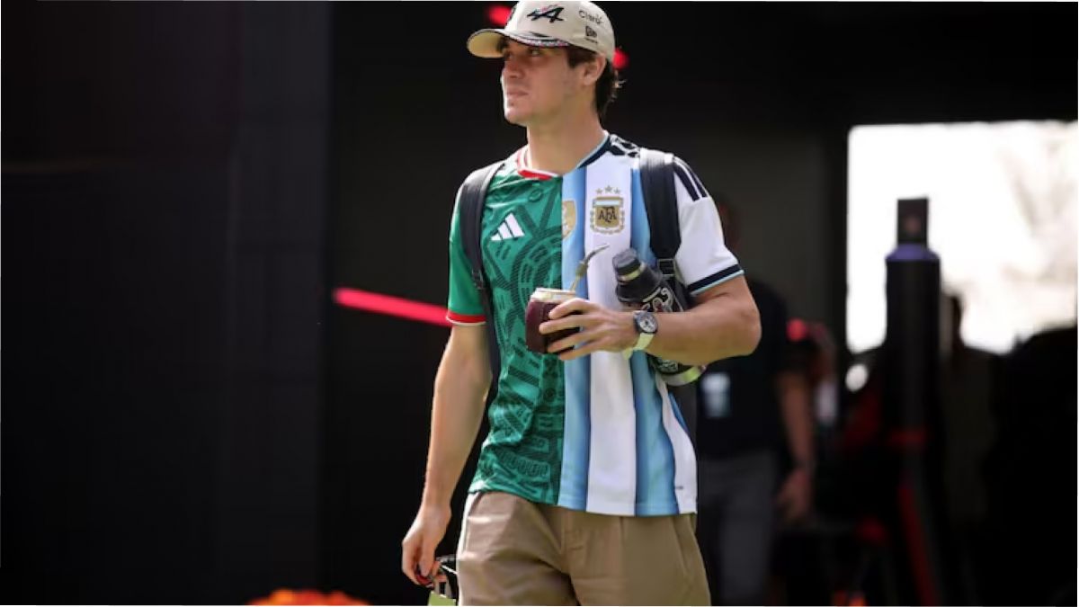 Franco Colapinto eligió un look con el que acaparó las miradas en su llegada al Gran Premio de México de Fórmula 1 (Foto: La Nación/Redes Sociales)