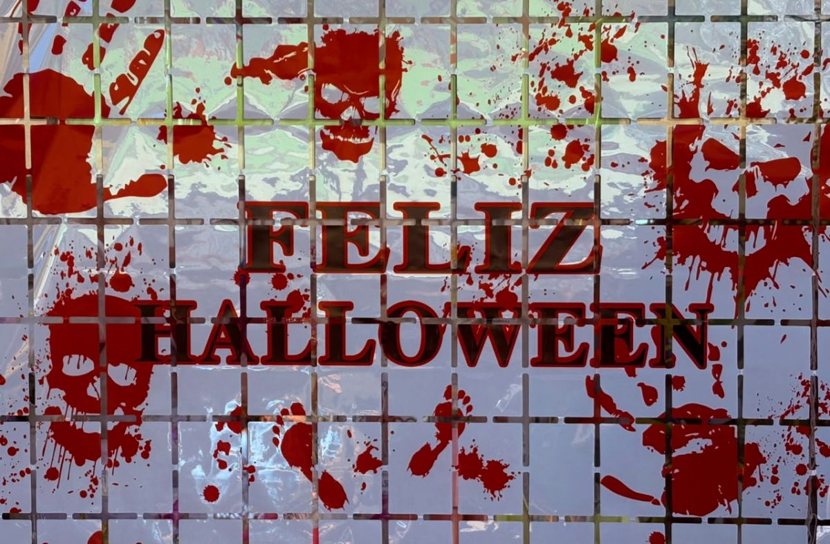 HALLOWEEN EN LAS VIDRIERAS. Los comercios tucumanos incorporan la estética de la celebración a sus espacios.