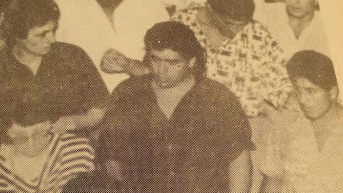 Maradona en el velorio de Juan Gilberto Funes. (Foto: recorte Diario de La República)