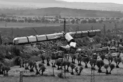 Choque de trenes: España intensifica la tarea de identificación de las víctimas