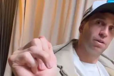 “De por vida”: “Dibu” Martínez no se operó a tiempo y perdió el control de su dedo