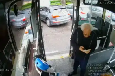 Guillermo Coppola se tomó el colectivo porque llegaba tarde y terminó por hacerle un regalo al chofer: el insólito video del viaje