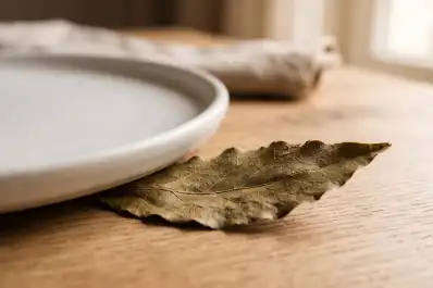 Ritual para las últimas horas del 31 de octubre: por qué recomiendan poner una hoja de laurel bajo un plato blanco