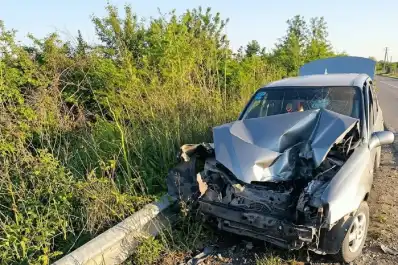 Leales: un auto chocó contra la parte trasera de un tractor en la ruta 157 y dos personas fueron hospitalizadas