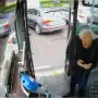 Guillermo Coppola se tomó el colectivo porque llegaba tarde y terminó por hacerle un regalo al chofer: el insólito video del viaje