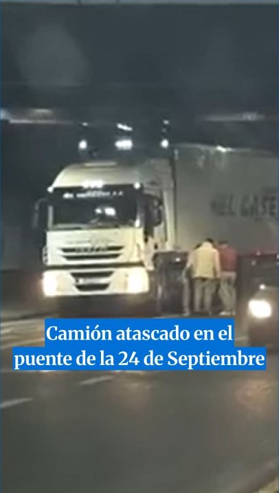 Un camión quedó atascado en el puente de la 24 de Septiembre  #tucuman