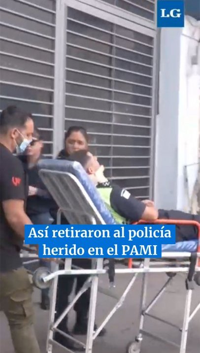 Así retiraron al policía herido luego de los incidentes con los jubilados