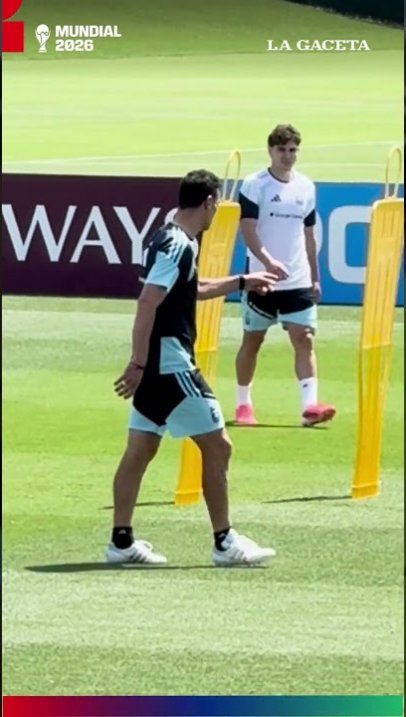 Messi sonríe mientras Scaloni piensa en el equipo