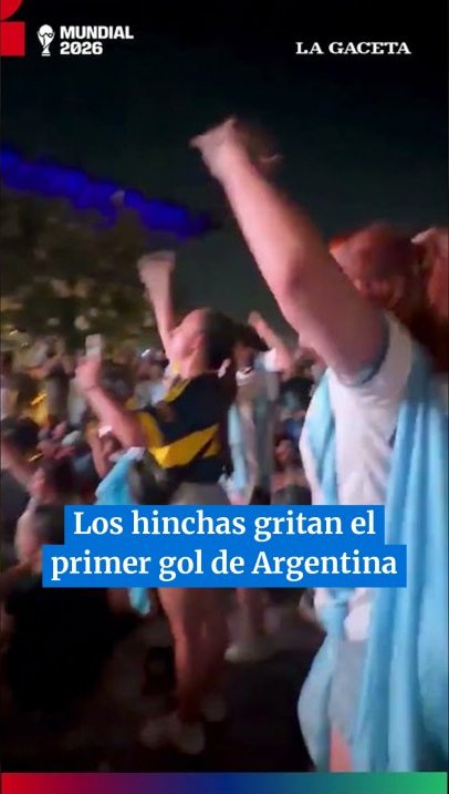 Los hinchas gritan el primer gol de Argentina