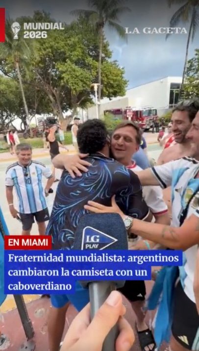 Fraternidad mundialista: argentinos cambiaron la camiseta con un caboverdiano