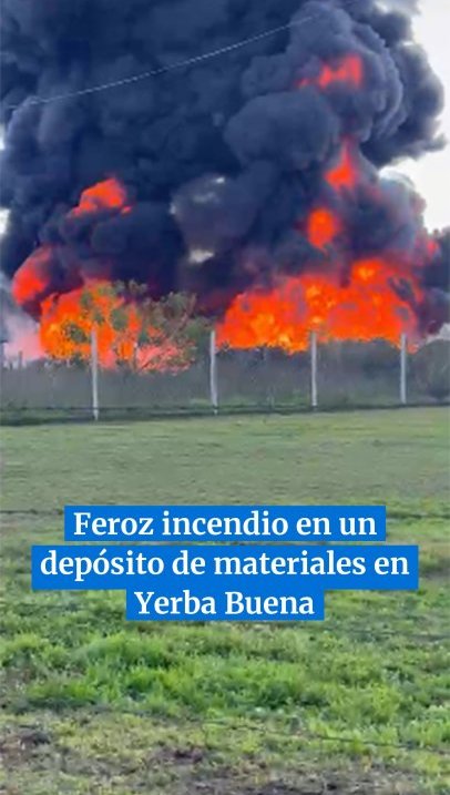Feroz incendio en un depósito de materiales en Yerba Buena