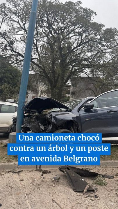 Una camioneta chocó contra un árbol y un poste en avenida Belgrano al 4.000