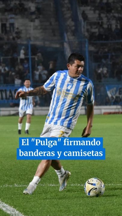 El "Pulga" firmando banderas y camisetas